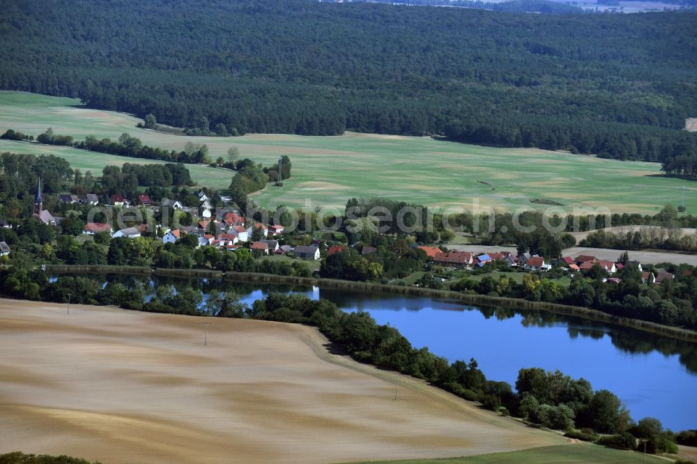 Kröchlendorff from the bird's eye view: Village on the lake bank areas Haussee in Kroechlendorff in the state Brandenburg