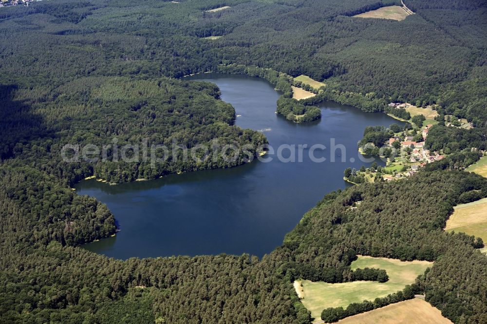 Neuruppin from the bird's eye view: Village on the lake bank areas Kalksee bei Binenwalde in the state Brandenburg, Germany