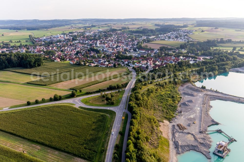 Ostrach from the bird's eye view: Village on the lake bank areas of Kiesgrube in Ostrach in the state Baden-Wuerttemberg, Germany