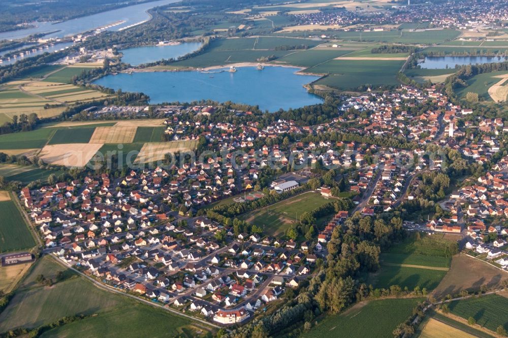 Aerial photograph Offendorf - Village on the lake bank areas of gravel lake in Offendorf in Grand Est, France