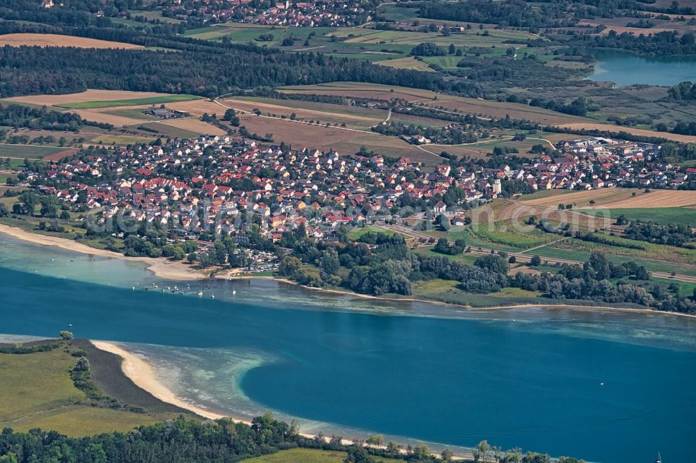 Aerial photograph Markelfingen - Village on the lake bank areas in Markelfingen in the state Baden-Wurttemberg, Germany