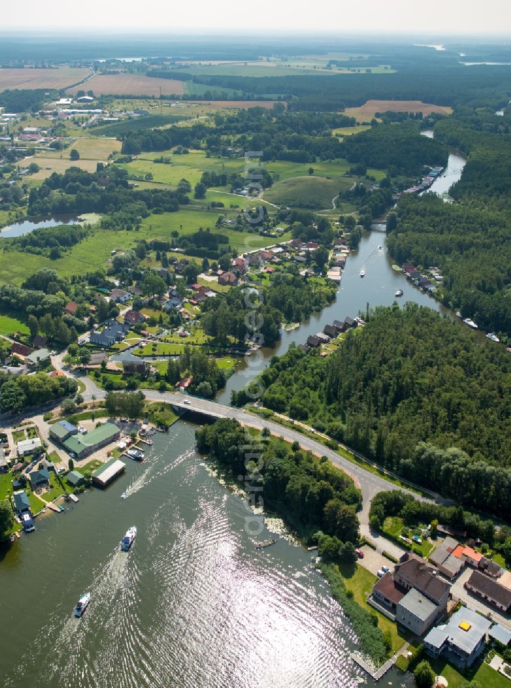 Aerial photograph Mirow - Village on the lake bank areas of Mirower Lake and motorway 198 in Mirow in the state Mecklenburg - Western Pomerania