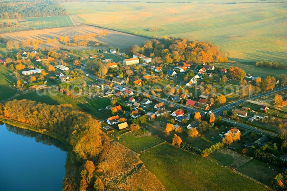 Möllenbeck from the bird's eye view: Village on the lake bank areas of Moellenbecker Haussee in Moellenbeck in the state Mecklenburg - Western Pomerania, Germany