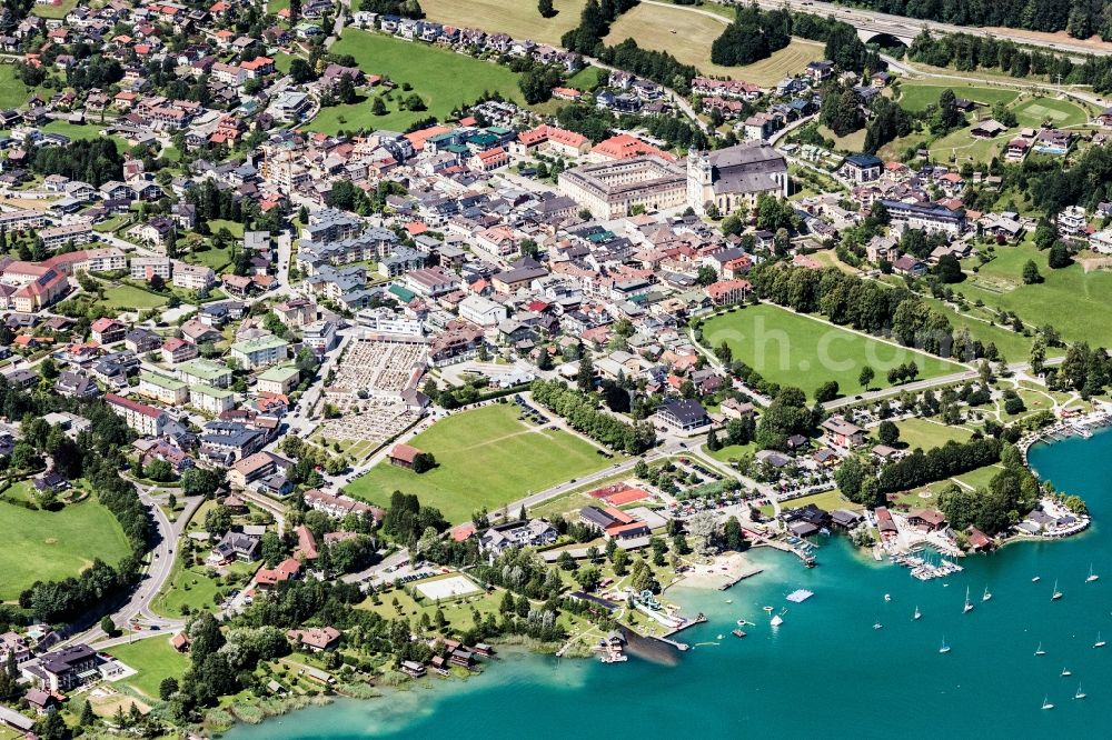 Aerial photograph Mondsee - Village on the lake bank areas of Mondsee in Mondsee in Oberoesterreich, Austria