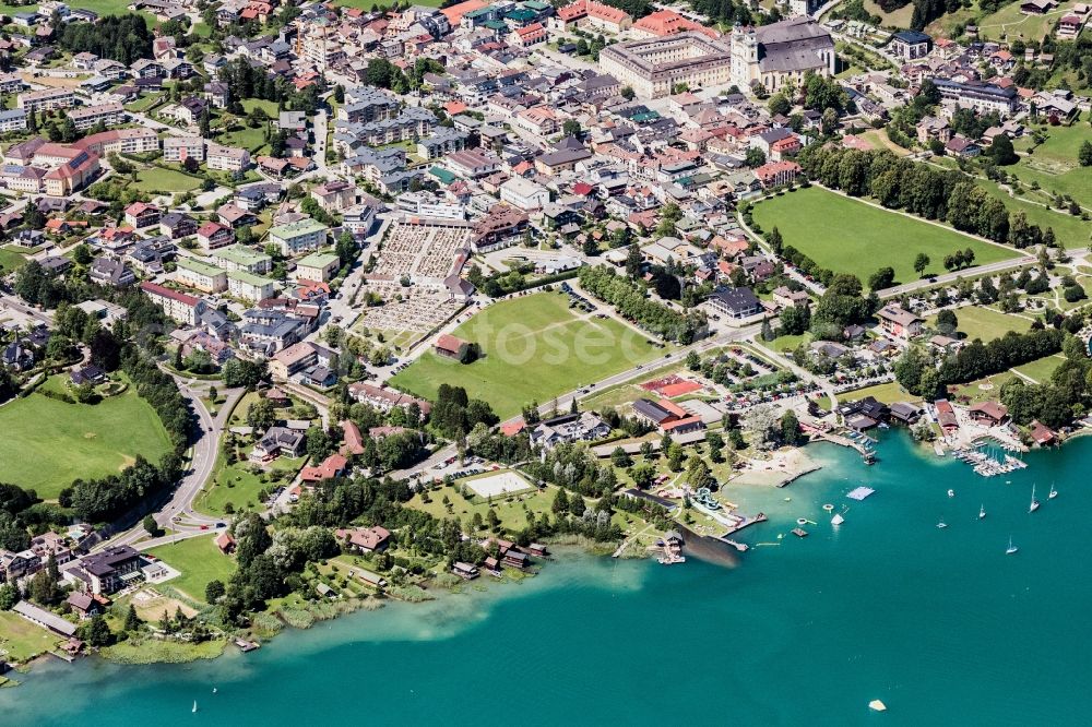 Mondsee from the bird's eye view: Village on the lake bank areas of Mondsee in Mondsee in Oberoesterreich, Austria