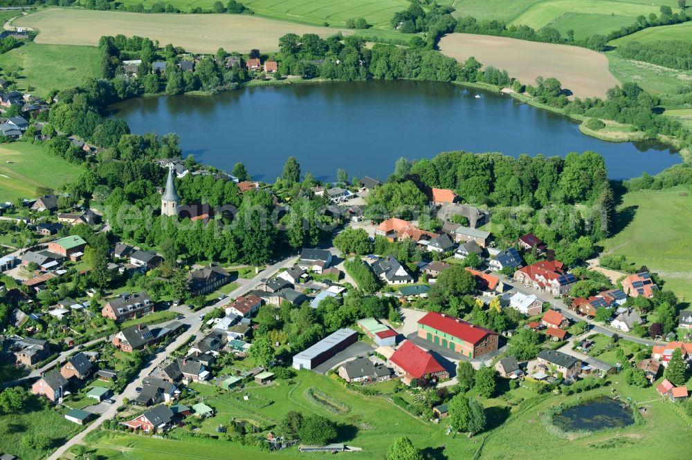 Neukirchen from the bird's eye view: Village on the lake bank areas at the Neukirchener lake in Neukirchen in the state Schleswig-Holstein, Germany