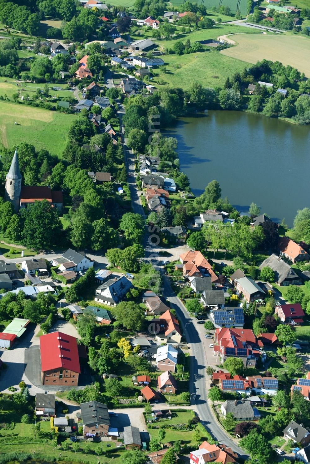 Aerial photograph Neukirchen - Village on the lake bank areas at the Neukirchener lake in Neukirchen in the state Schleswig-Holstein, Germany