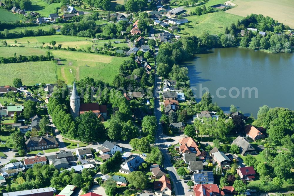 Neukirchen from the bird's eye view: Village on the lake bank areas on Neukirchener lake in Neukirchen in the state Schleswig-Holstein, Germany