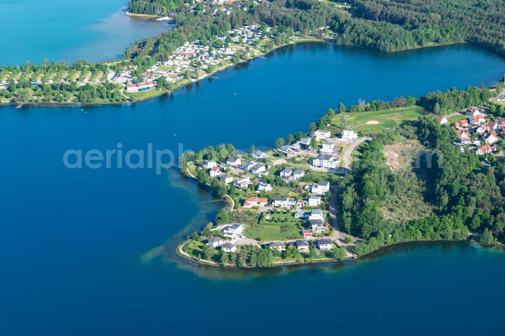 Wackersdorf from the bird's eye view: Village on the lake bank areas Rauberweiherhaus on street Von-Holnstein-Weg in Wackersdorf in the state Bavaria, Germany