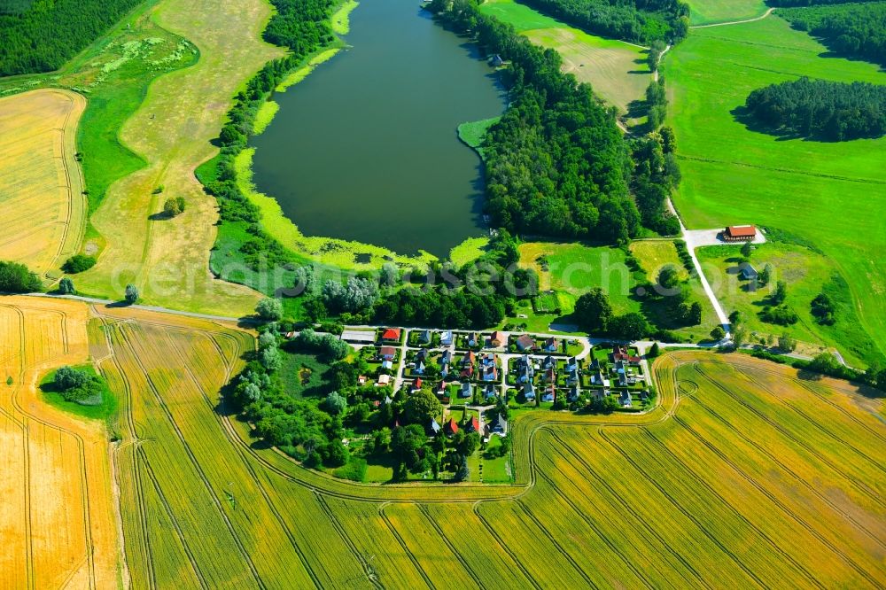 Aerial image Zettemin - Village on the lake bank areas of Ruetzenfelder See in Zettemin in the state Mecklenburg - Western Pomerania, Germany