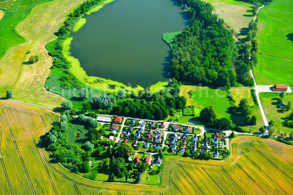 Aerial photograph Zettemin - Village on the lake bank areas of Ruetzenfelder See in Zettemin in the state Mecklenburg - Western Pomerania, Germany