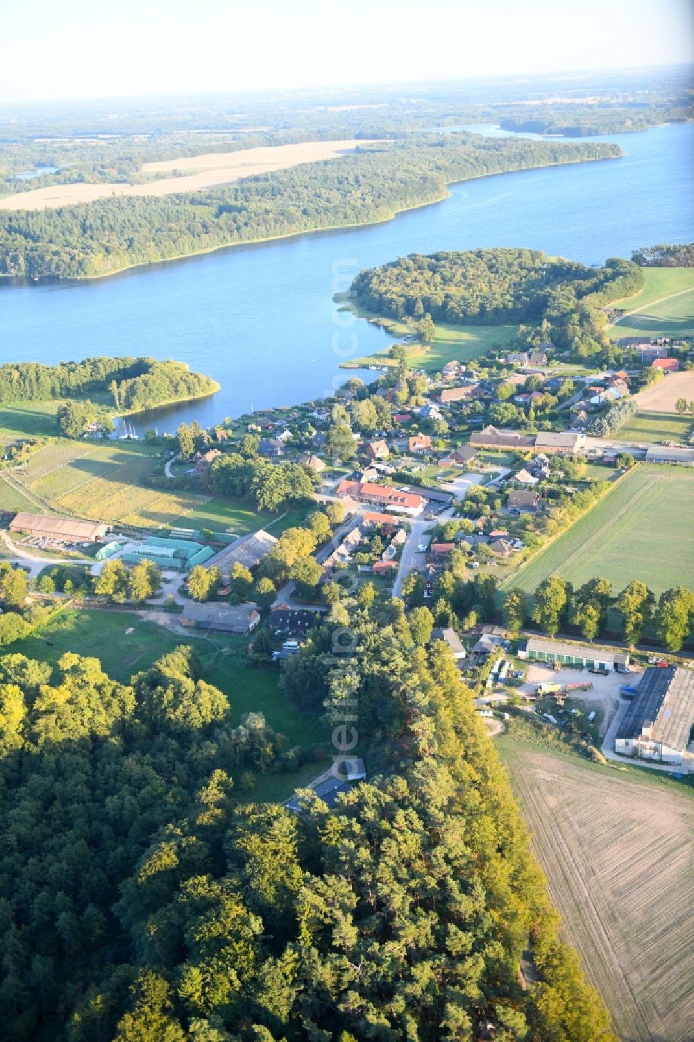 Groß Zecher from the bird's eye view: Village on the lake bank areas of Schaalsee in Gross Zecher in the state Schleswig-Holstein, Germany