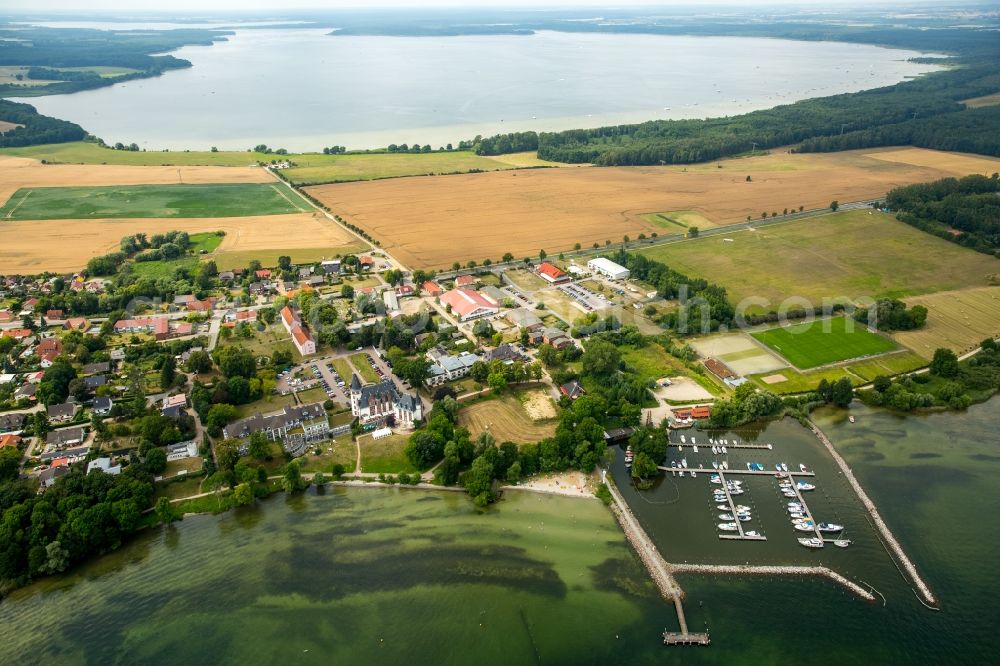 Aerial photograph Klink - Village on the lake bank areas of lake Mueritz and Koelpinlake in the background in Klink in the state Mecklenburg - Western Pomerania