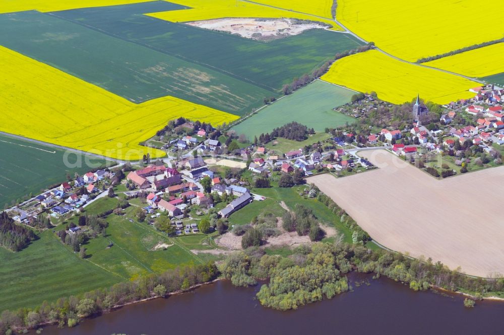 Quatitz from the bird's eye view: Village on the lake bank areas Talsperre Bautzen in Quatitz in the state Saxony, Germany