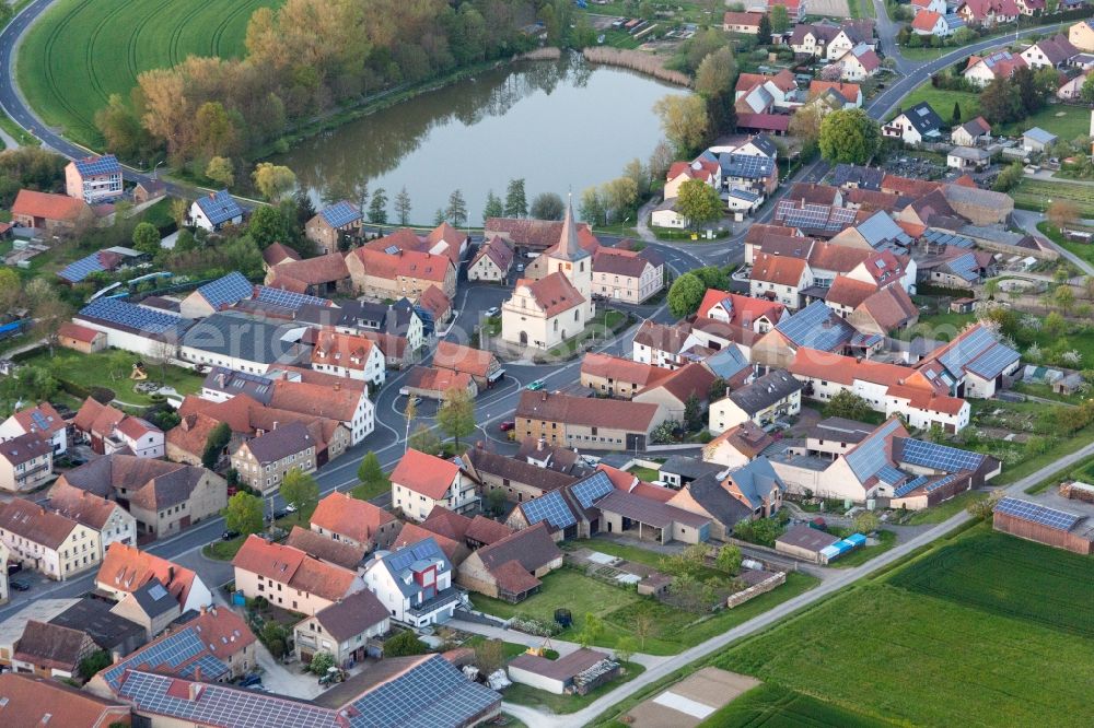 Sulzheim from the bird's eye view: Village on the lake bank areas of Voegniter Sees in the district Moenchstockheim in Sulzheim in the state Bavaria, Germany