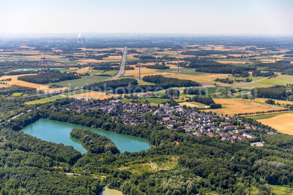 Aerial image Beckum - Village on the lake bank areas on Vorhelmer Strasse in Beckum in the state North Rhine-Westphalia, Germany