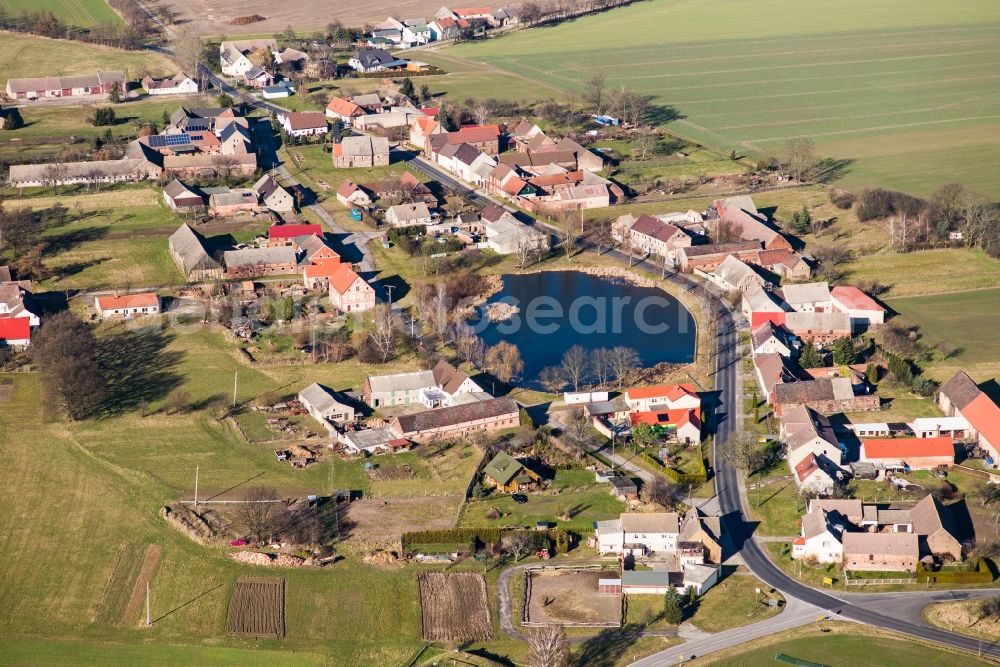 Treuenbrietzen from the bird's eye view: Village on the lake bank areas Zeuden in the district Lobbese in Treuenbrietzen in the state Brandenburg, Germany