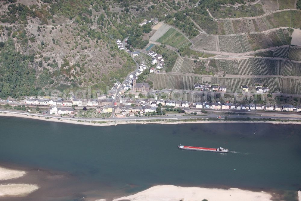 Lorch from the bird's eye view: The village center of the district Lorchhausen on the river bank areas of the Rhine in Lorch in Hesse. Lorchhausen in the Rheingau is the border town between Hesse and Rhineland Palatinate