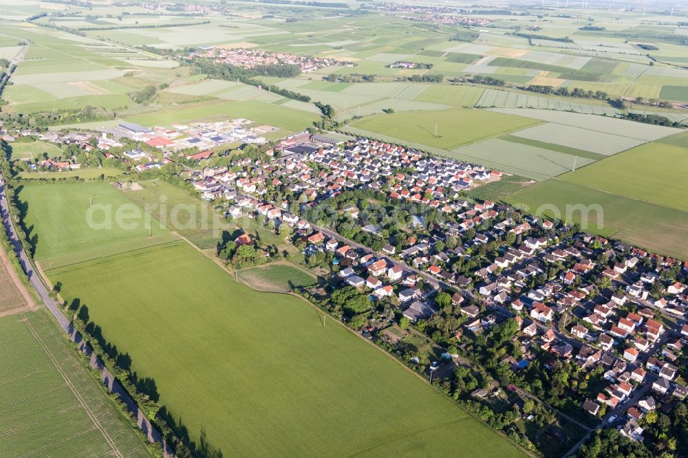 Aerial image Undenheim - Agricultural land and field borders surround the settlement area of the village in Undenheim in the state Rhineland-Palatinate, Germany