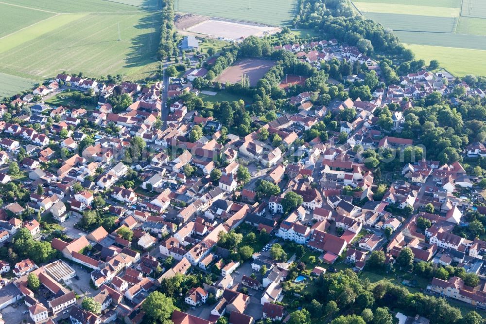 Aerial photograph Undenheim - Agricultural land and field borders surround the settlement area of the village in Undenheim in the state Rhineland-Palatinate, Germany