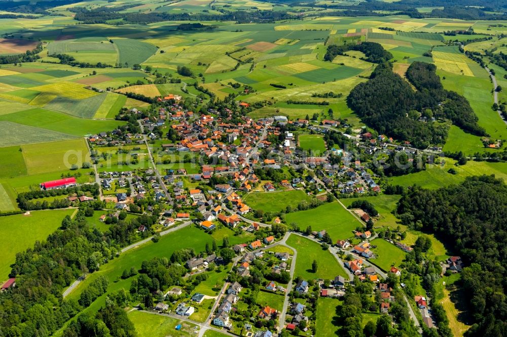 Aerial photograph Vöhl - Agricultural land and field borders surround the settlement area of the village in Voehl in the state Hesse, Germany