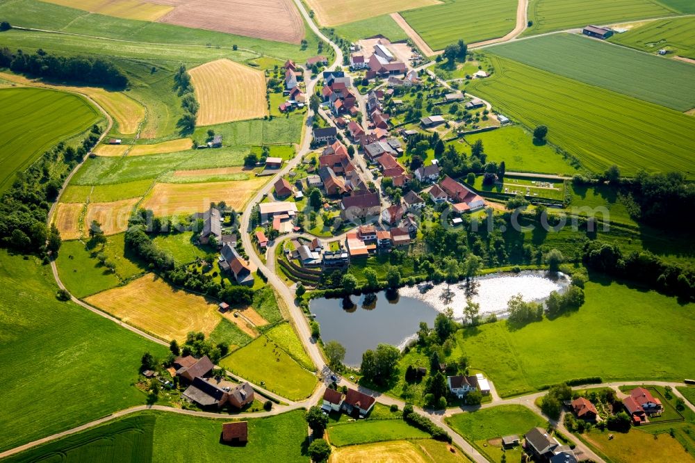 Aerial photograph Volkhardinghausen - Agricultural land and field borders surround the settlement area of the village in Volkhardinghausen in the state Hesse, Germany