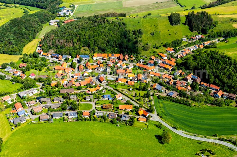 Aerial photograph Wirmighausen - Agricultural land and field borders surround the settlement area of the village in Wirmighausen in the state Hesse, Germany