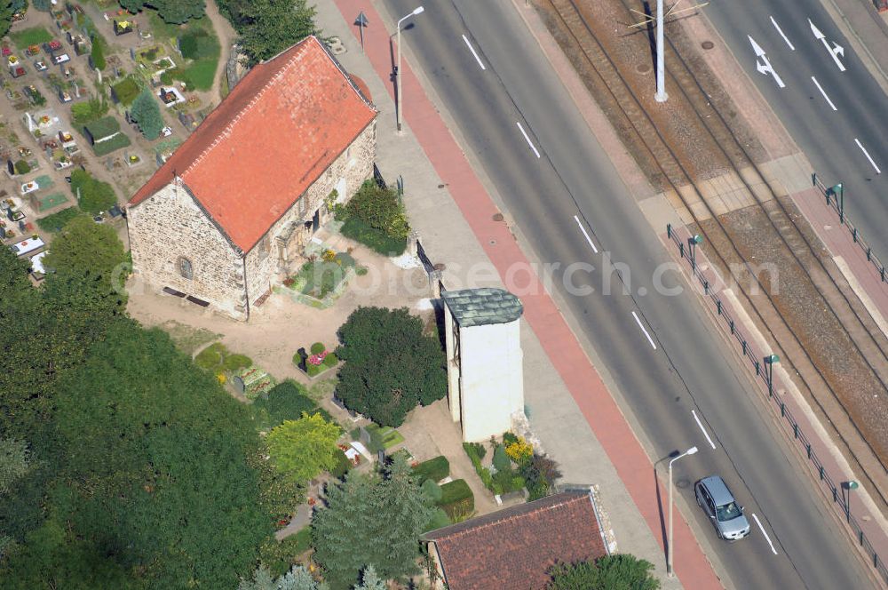 Aerial photograph Halle (Saale) - Strasse der Romanik: Diese romanische Saalkirche mit Apsis steht in Böllberg, als Beispiel der herben und schlichten Dorfkirchen jener Zeit. Der Bruchsteinbau ist ungewöhnlich gut erhalten, die Nordseite besitzt noch ihre ursprüngliche Gestalt mit den kleinen hoch liegenden Fenstern.