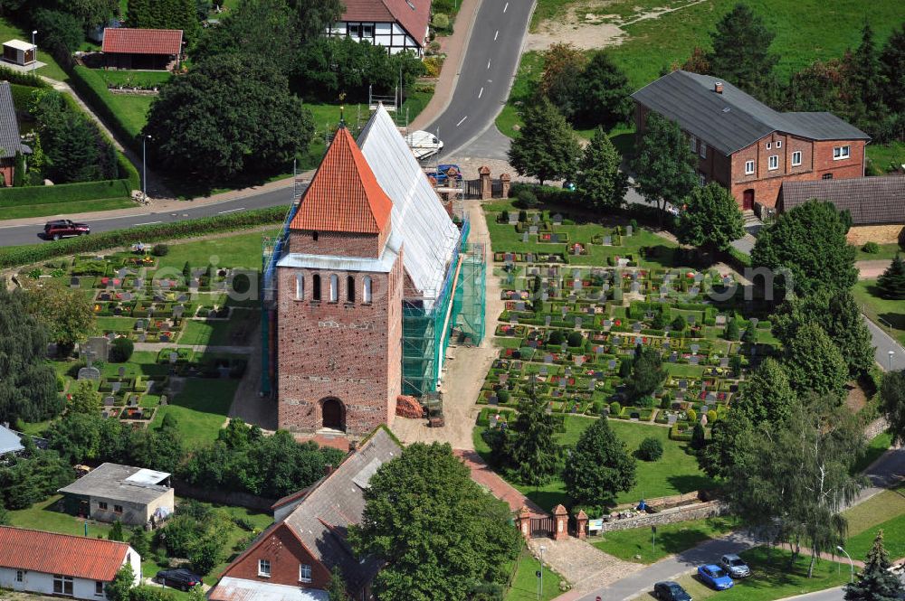 Aerial image Jördenstorf - Die Dorfkirche Jördenstorf stammt aus dem späten Mittelalter und gehört zum Kirchenkreis der Evangelisch-Lutherischen Landeskirche Mecklenburgs. Derzeit finden Sanierungsarbeiten am Dach statt. The village church Joerderstorf was built in the late middle ages. Currently there are roof works going on.