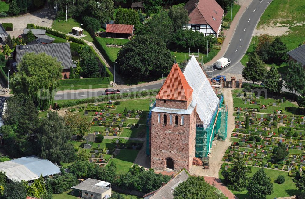 Aerial photograph Jördenstorf - Die Dorfkirche Jördenstorf stammt aus dem späten Mittelalter und gehört zum Kirchenkreis der Evangelisch-Lutherischen Landeskirche Mecklenburgs. Derzeit finden Sanierungsarbeiten am Dach statt. The village church Joerderstorf was built in the late middle ages. Currently there are roof works going on.