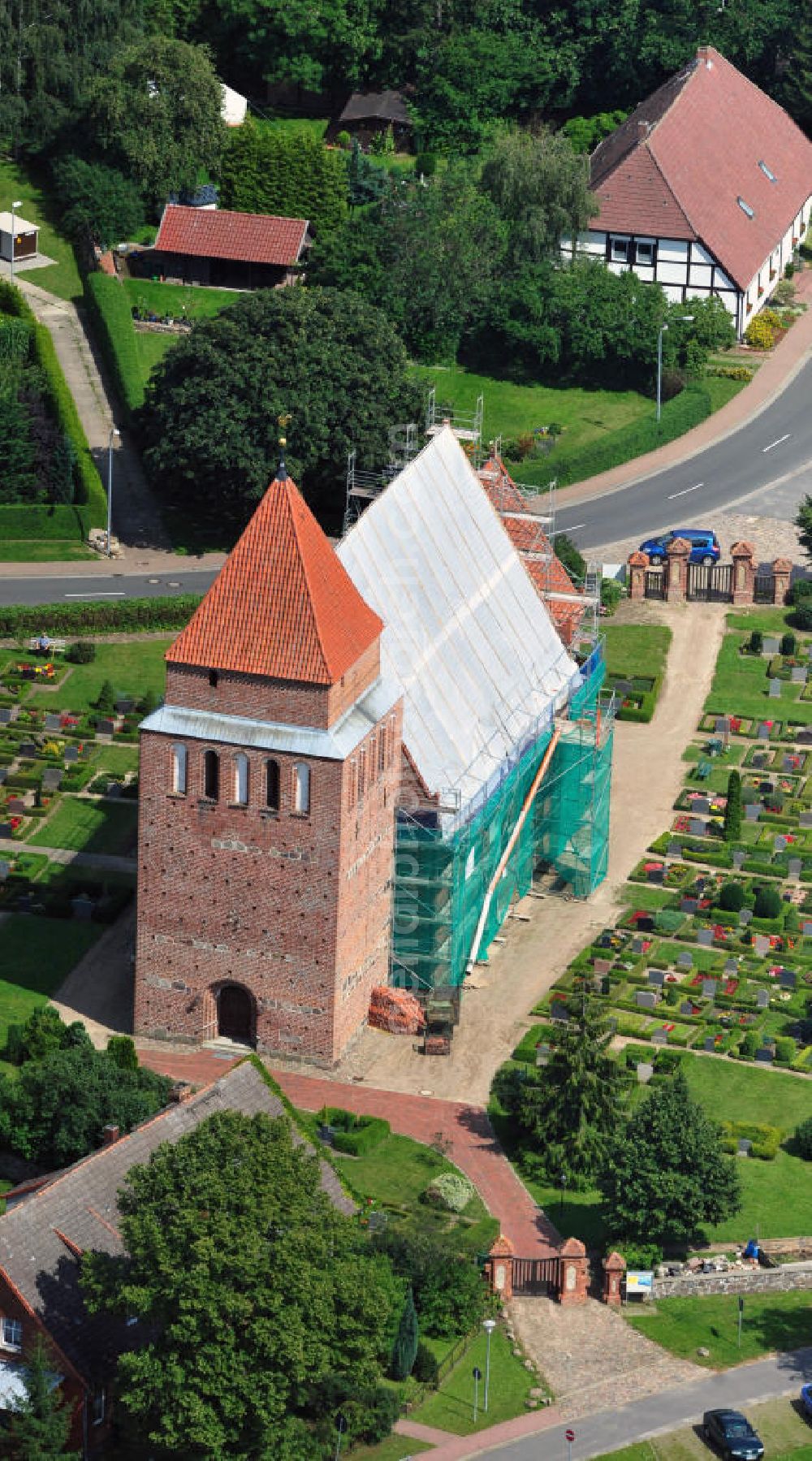 Jördenstorf from above - Die Dorfkirche Jördenstorf stammt aus dem späten Mittelalter und gehört zum Kirchenkreis der Evangelisch-Lutherischen Landeskirche Mecklenburgs. Derzeit finden Sanierungsarbeiten am Dach statt. The village church Joerderstorf was built in the late middle ages. Currently there are roof works going on.