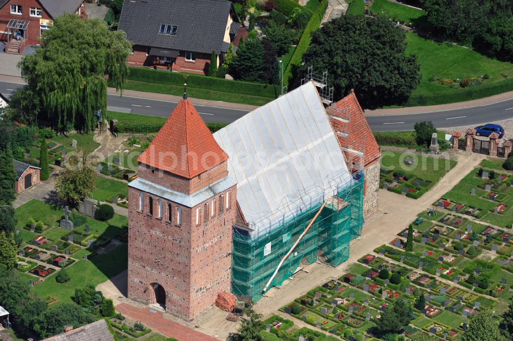 Aerial image Jördenstorf - Die Dorfkirche Jördenstorf stammt aus dem späten Mittelalter und gehört zum Kirchenkreis der Evangelisch-Lutherischen Landeskirche Mecklenburgs. Derzeit finden Sanierungsarbeiten am Dach statt. The village church Joerderstorf was built in the late middle ages. Currently there are roof works going on.