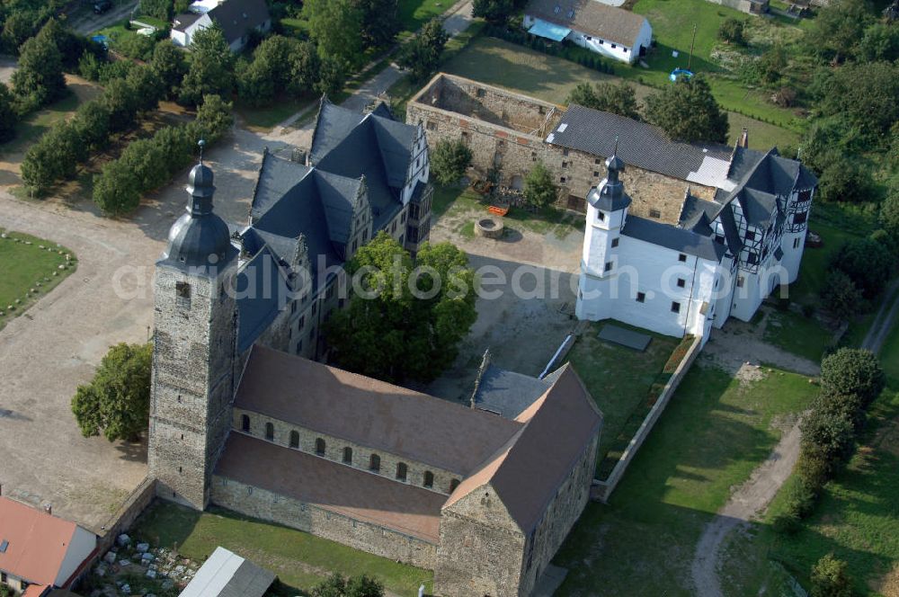 Aerial image Leitzkau - Die Klosterkirche ist Teil der Strasse der Romanik, die durch Sachsen-Anhalt führt. Zu großen Teilen ist diese ehemalige Prämonstratenser Stiftskirche erhalten geblieben. Das Schloss ist Veranstaltungsort mit kulturellen Programmen das ganze Jahr über. Kontakt: Stiftung Dome und Schlösser in Sachsen-Anhalt, Schloss Leitzkau, Am Schloss 4, 39279 Leitzkau; Tel.: 039241 / 934 - 0; Fax: 039241 / 934 - 34