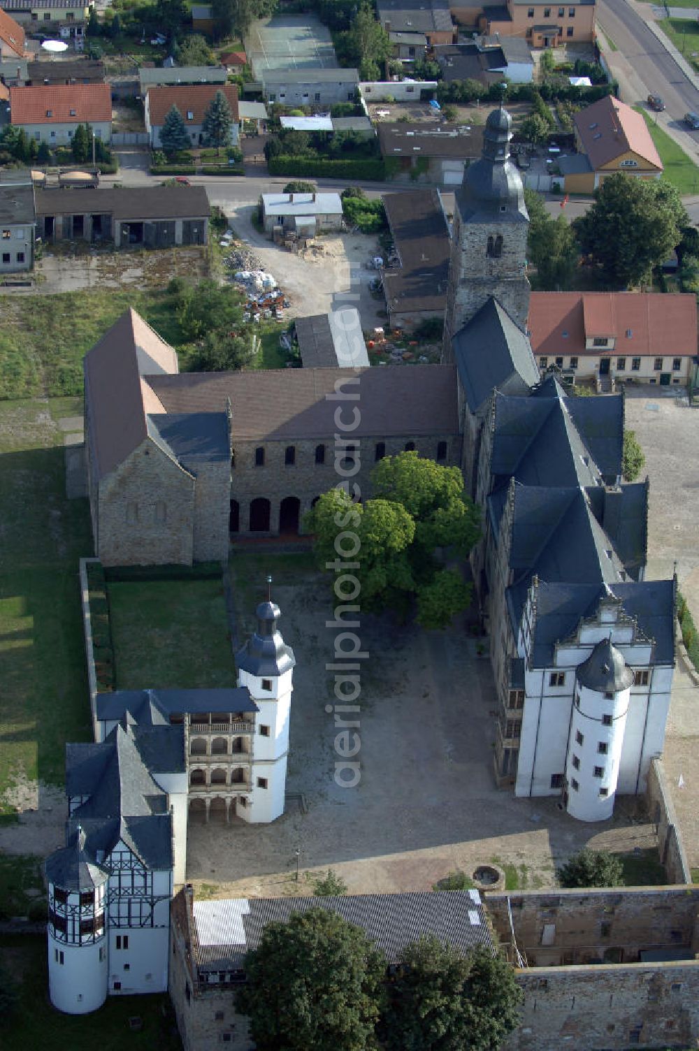 Leitzkau from above - Die Klosterkirche ist Teil der Strasse der Romanik, die durch Sachsen-Anhalt führt. Zu großen Teilen ist diese ehemalige Prämonstratenser Stiftskirche erhalten geblieben. Das Schloss ist Veranstaltungsort mit kulturellen Programmen das ganze Jahr über. Kontakt: Stiftung Dome und Schlösser in Sachsen-Anhalt, Schloss Leitzkau, Am Schloss 4, 39279 Leitzkau; Tel.: 039241 / 934 - 0; Fax: 039241 / 934 - 34