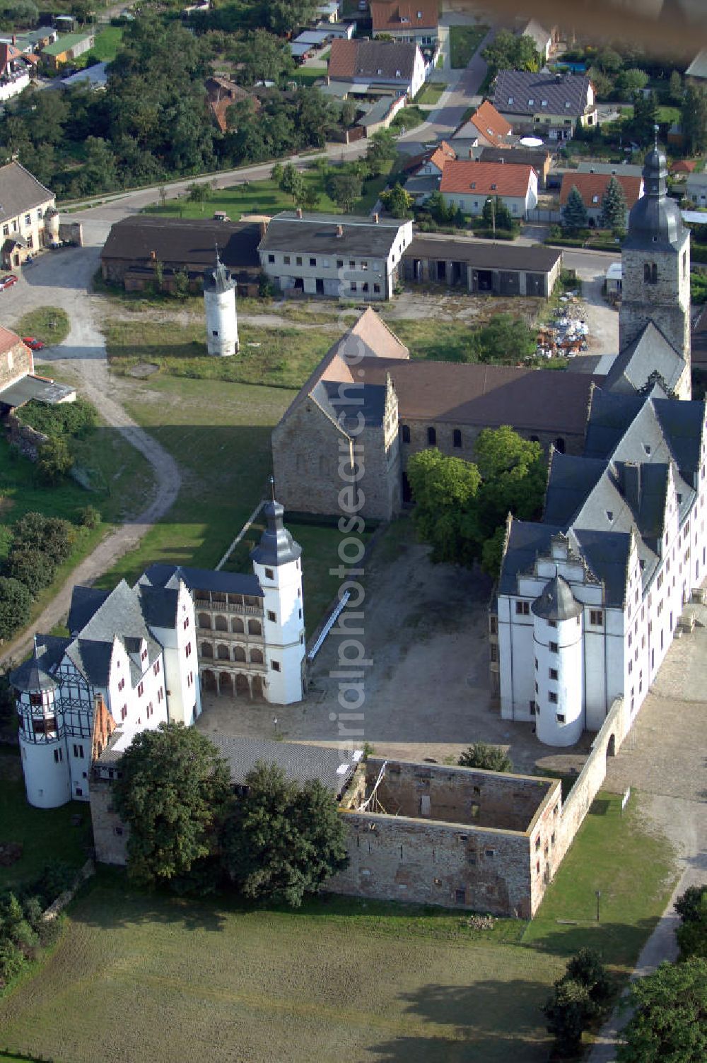 Aerial image Leitzkau - Die Klosterkirche ist Teil der Strasse der Romanik, die durch Sachsen-Anhalt führt. Zu großen Teilen ist diese ehemalige Prämonstratenser Stiftskirche erhalten geblieben. Das Schloss ist Veranstaltungsort mit kulturellen Programmen das ganze Jahr über. Kontakt: Stiftung Dome und Schlösser in Sachsen-Anhalt, Schloss Leitzkau, Am Schloss 4, 39279 Leitzkau; Tel.: 039241 / 934 - 0; Fax: 039241 / 934 - 34