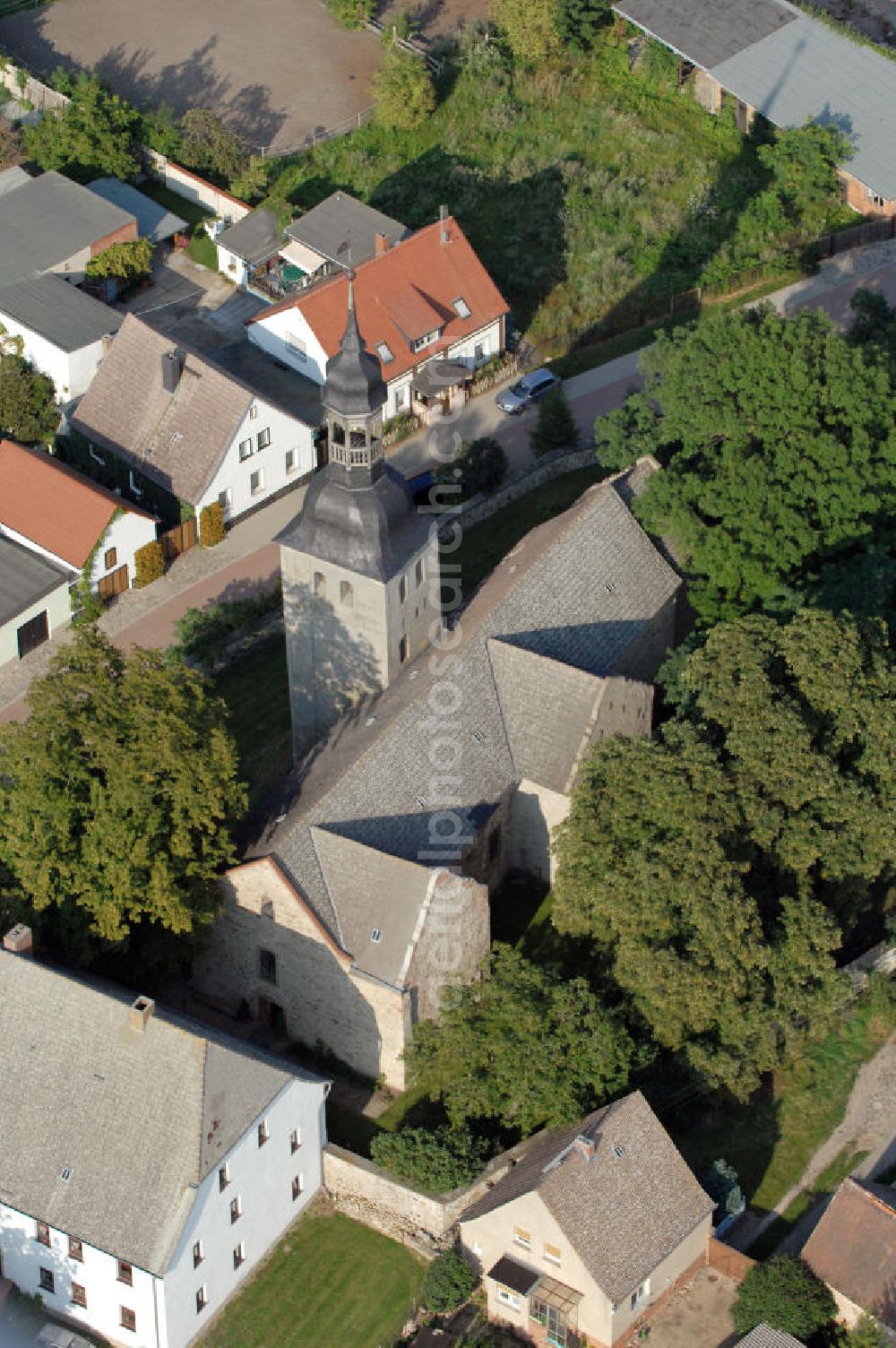 Aerial image Leitzkau - Strasse der Romanik: In das Jahr 1107 gehen die Ursprünge der Kirche St. Petri zurück. Vom Brandenburger Bischof Harbert wurde sie als hölzerne Kapelle gegründet und 1114 durch einen Steinbau ersetzt. Dieser interessante romanische Bau gehört zu den ersten sakralen Steinbauten dieser Gegend. Leitzkau 2007/08/07 Strasse der Romanik: The origins of St Petri church date back to 1107. It was founded as a wooden chapel by bishop Harbert of Brandenburg, and replaced in 1114 by a stone structure. This interesting Romanesque building is one of the first religious buildings in the region.