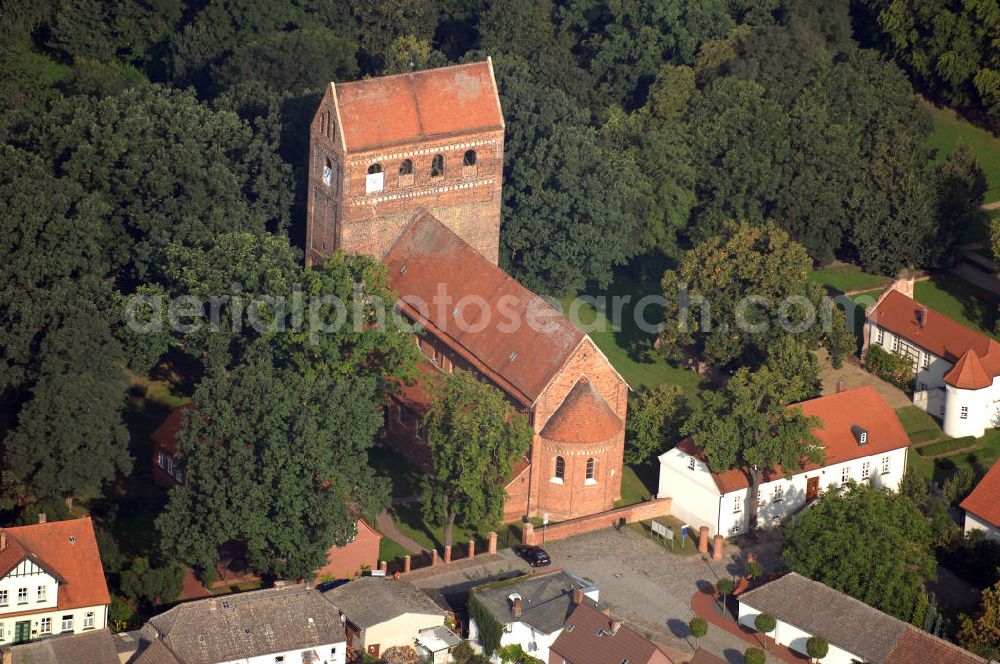 Aerial image Schönhausen (Elbe) - Blick auf den spätromanischen Backsteinbau, die Dorfkirche, in welcher der 1815 geborene, spätere Reichskanzler Otto von Bismarck getauft wurde. Diese Kirche ist Teil der Strasse der Romanik. Touristen-Information Schönhausen, Bismarckstraße 2, D-39524 Schönhausen, Tel.: 039323-38874