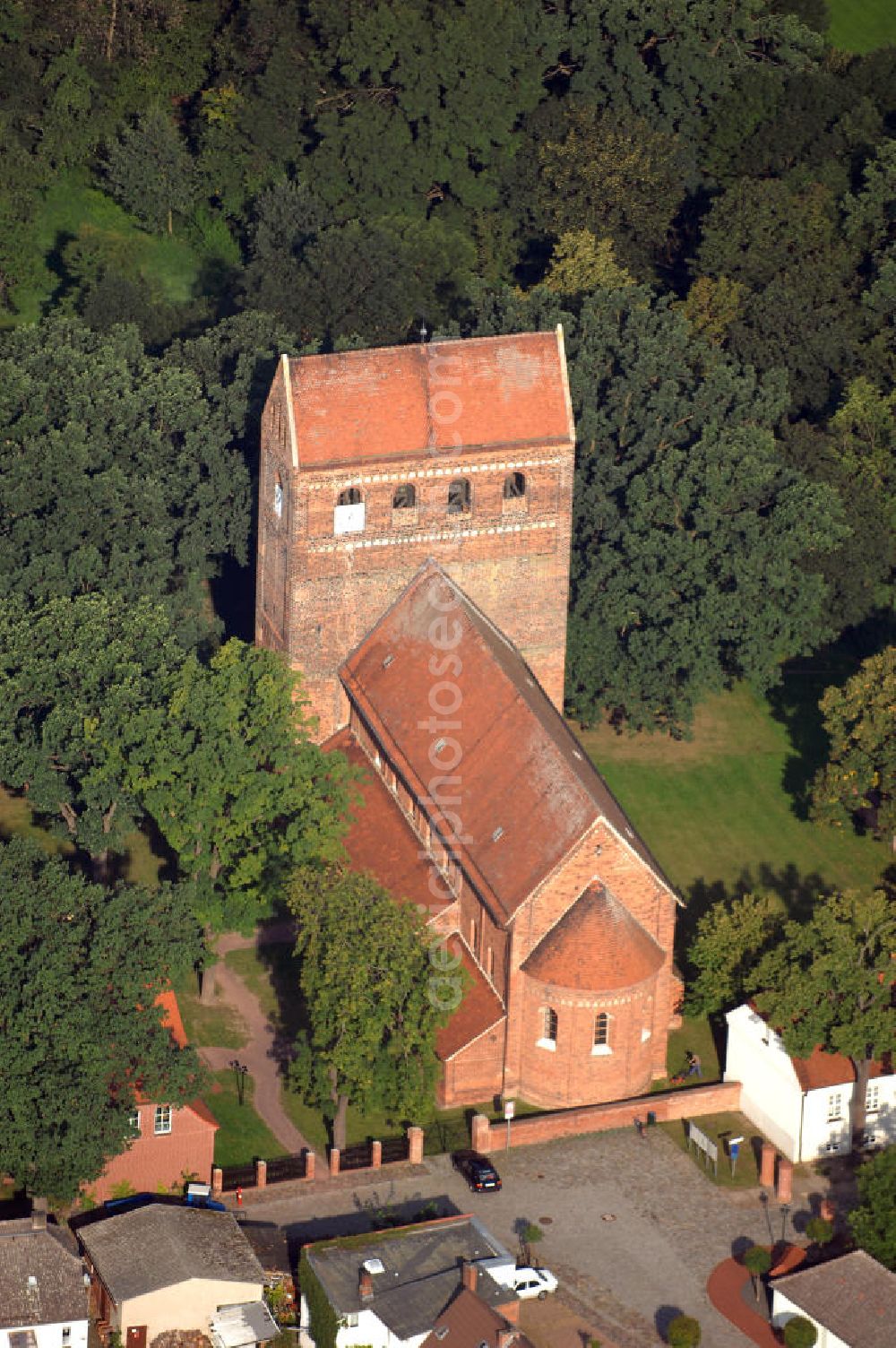 Aerial photograph Schönhausen (Elbe) - Blick auf den spätromanischen Backsteinbau, die Dorfkirche, in welcher der 1815 geborene, spätere Reichskanzler Otto von Bismarck getauft wurde. Diese Kirche ist Teil der Strasse der Romanik. Touristen-Information Schönhausen, Bismarckstraße 2, D-39524 Schönhausen, Tel.: 039323-38874