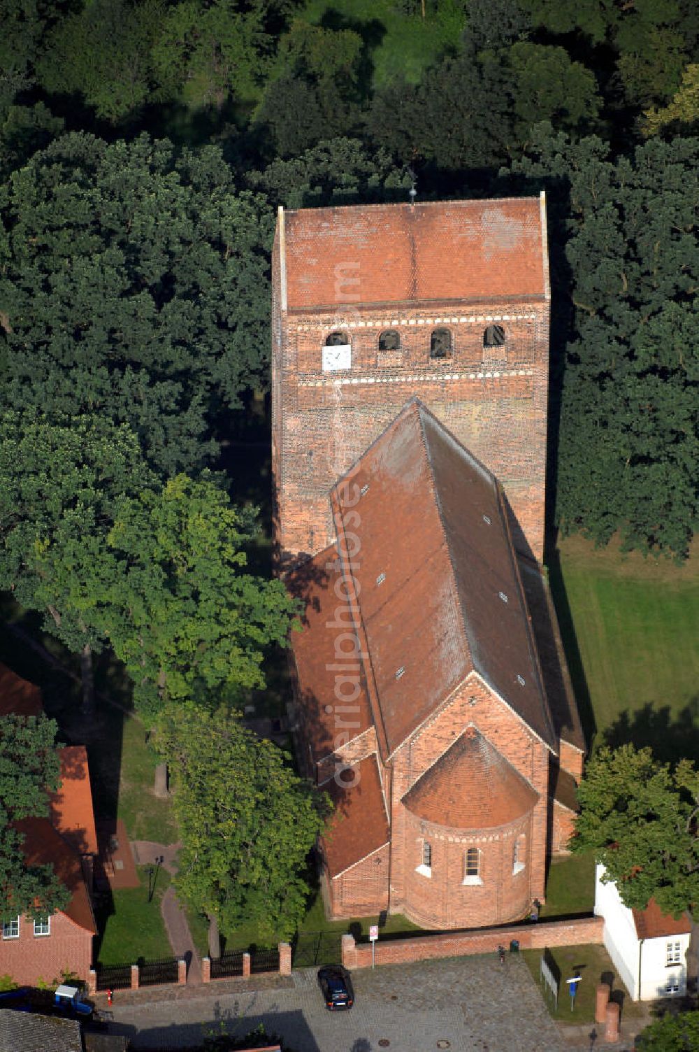 Schönhausen (Elbe) from above - Blick auf den spätromanischen Backsteinbau, die Dorfkirche, in welcher der 1815 geborene, spätere Reichskanzler Otto von Bismarck getauft wurde. Diese Kirche ist Teil der Strasse der Romanik. Touristen-Information Schönhausen, Bismarckstraße 2, D-39524 Schönhausen, Tel.: 039323-38874