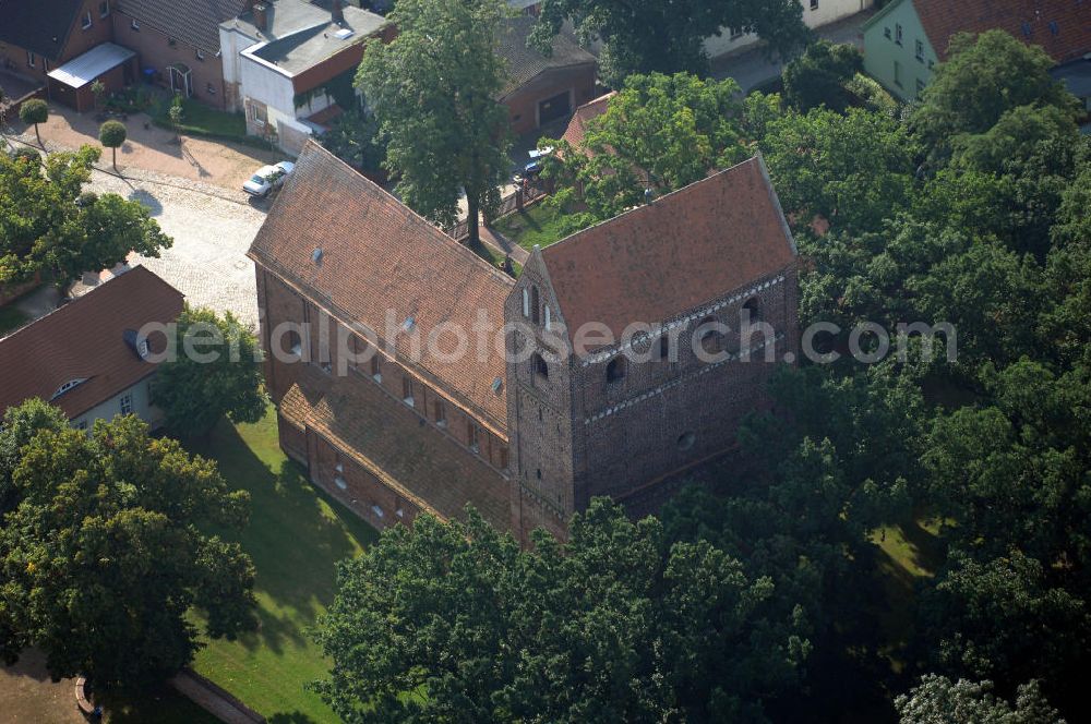 Schönhausen (Elbe) from above - Blick auf den spätromanischen Backsteinbau, die Dorfkirche, in welcher der 1815 geborene, spätere Reichskanzler Otto von Bismarck getauft wurde. Diese Kirche ist Teil der Strasse der Romanik. Touristen-Information Schönhausen, Bismarckstraße 2, D-39524 Schönhausen, Tel.: 039323-38874