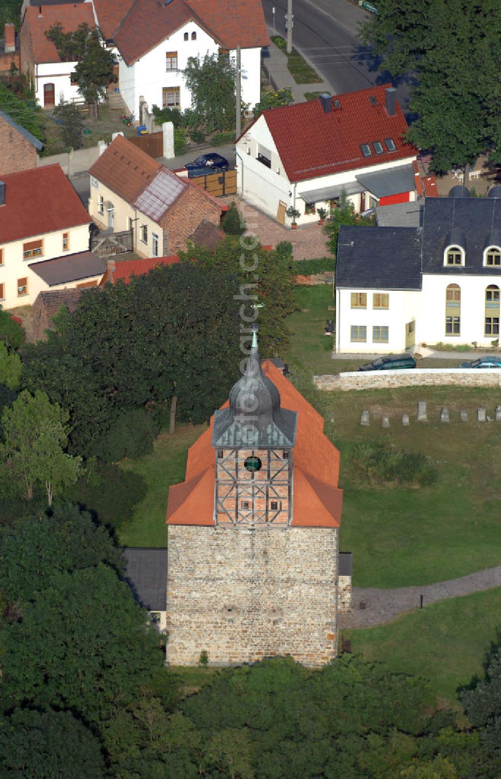 Aerial image Pretzien - Strasse der Romanik: Im westlichen Teil des Ortes Pretzien befindet sich dieser wohlerhaltene romanische Bruchsteinbau aus dem Jahre 1140, wo er durch einen Auftrag des Markgrafen Albrecht des Bären entstand. Pretzien 2007/08/07 The church of St Thomas is a well-preserved Romanesque building of undressed stone dating back to 1140.