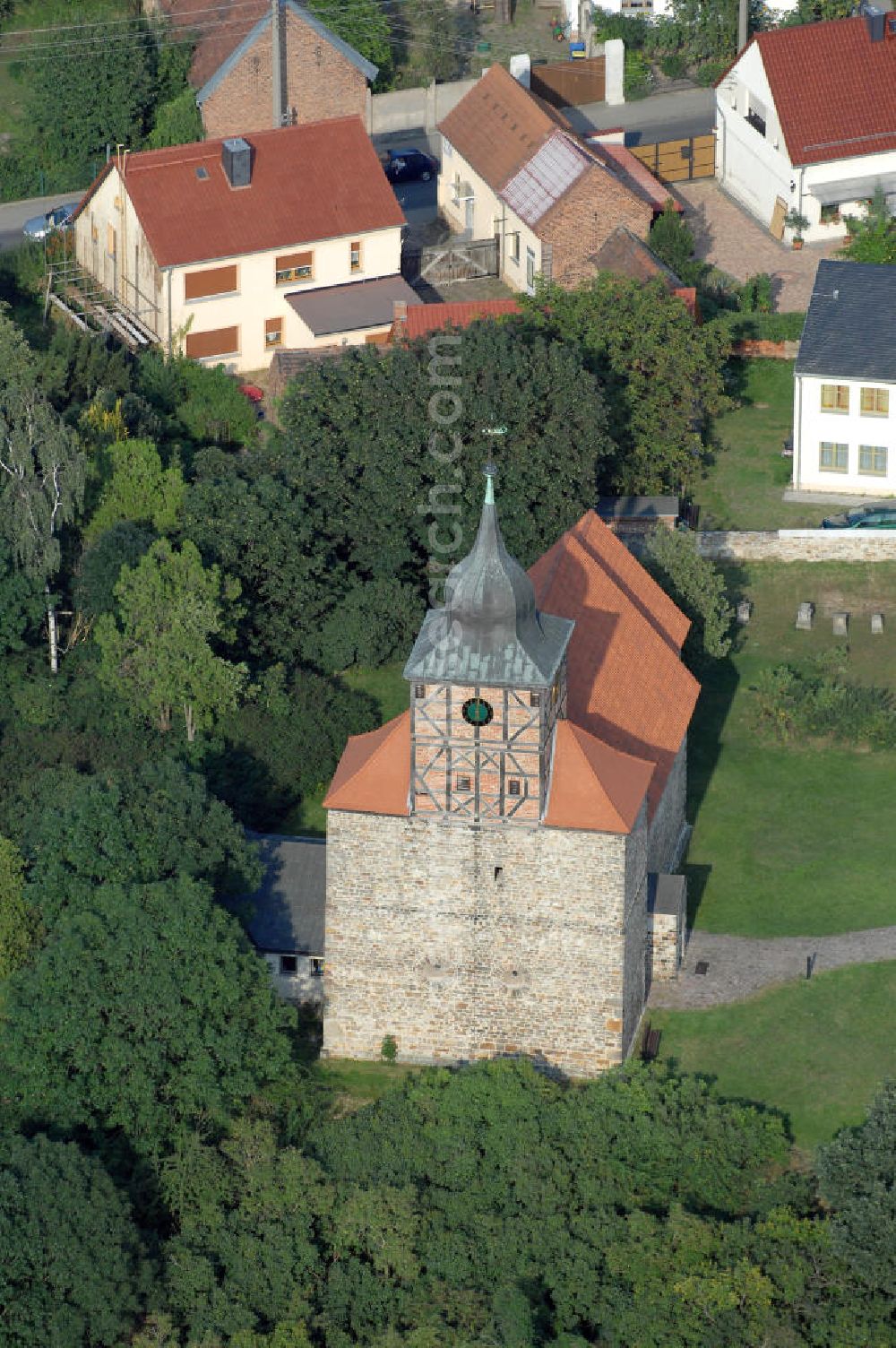 Aerial photograph Pretzien - Strasse der Romanik: Im westlichen Teil des Ortes Pretzien befindet sich dieser wohlerhaltene romanische Bruchsteinbau aus dem Jahre 1140, wo er durch einen Auftrag des Markgrafen Albrecht des Bären entstand. Pretzien 2007/08/07 The church of St Thomas is a well-preserved Romanesque building of undressed stone dating back to 1140.