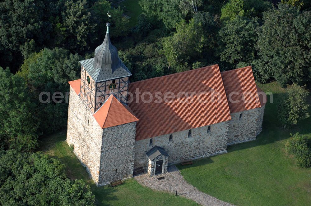 Pretzien from the bird's eye view: Strasse der Romanik: Im westlichen Teil des Ortes Pretzien befindet sich dieser wohlerhaltene romanische Bruchsteinbau aus dem Jahre 1140, wo er durch einen Auftrag des Markgrafen Albrecht des Bären entstand. Pretzien 2007/08/07 The church of St Thomas is a well-preserved Romanesque building of undressed stone dating back to 1140.