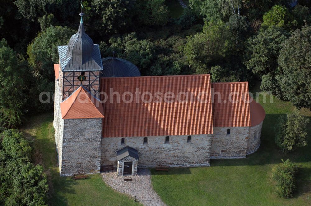 Aerial image Pretzien - Strasse der Romanik: Im westlichen Teil des Ortes Pretzien befindet sich dieser wohlerhaltene romanische Bruchsteinbau aus dem Jahre 1140, wo er durch einen Auftrag des Markgrafen Albrecht des Bären entstand. Pretzien 2007/08/07 The church of St Thomas is a well-preserved Romanesque building of undressed stone dating back to 1140.