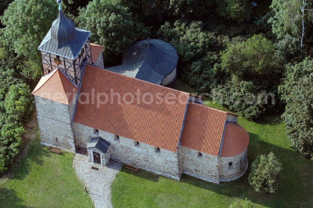 Aerial photograph Pretzien - Strasse der Romanik: Im westlichen Teil des Ortes Pretzien befindet sich dieser wohlerhaltene romanische Bruchsteinbau aus dem Jahre 1140, wo er durch einen Auftrag des Markgrafen Albrecht des Bären entstand. Pretzien 2007/08/07 The church of St Thomas is a well-preserved Romanesque building of undressed stone dating back to 1140.