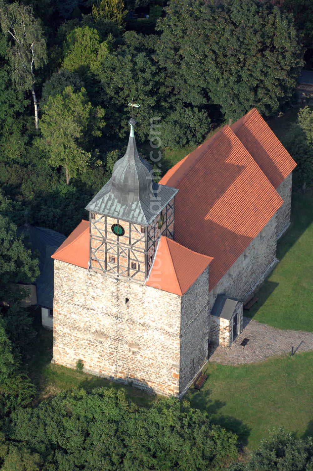 Pretzien from above - Strasse der Romanik: Im westlichen Teil des Ortes Pretzien befindet sich dieser wohlerhaltene romanische Bruchsteinbau aus dem Jahre 1140, wo er durch einen Auftrag des Markgrafen Albrecht des Bären entstand. Pretzien 2007/08/07 The church of St Thomas is a well-preserved Romanesque building of undressed stone dating back to 1140.