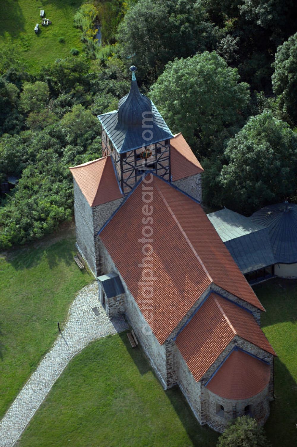 Pretzien from the bird's eye view: Strasse der Romanik: Im westlichen Teil des Ortes Pretzien befindet sich dieser wohlerhaltene romanische Bruchsteinbau aus dem Jahre 1140, wo er durch einen Auftrag des Markgrafen Albrecht des Bären entstand. Pretzien 2007/08/07 The church of St Thomas is a well-preserved Romanesque building of undressed stone dating back to 1140.