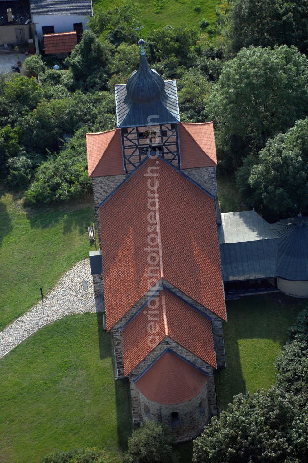 Aerial image Pretzien - Strasse der Romanik: Im westlichen Teil des Ortes Pretzien befindet sich dieser wohlerhaltene romanische Bruchsteinbau aus dem Jahre 1140, wo er durch einen Auftrag des Markgrafen Albrecht des Bären entstand. Pretzien 2007/08/07 The church of St Thomas is a well-preserved Romanesque building of undressed stone dating back to 1140.