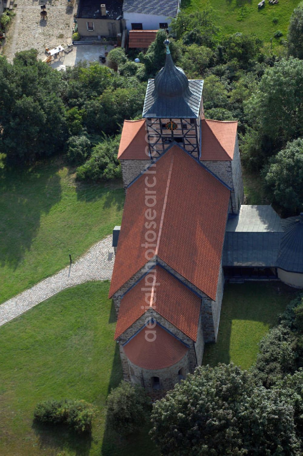 Aerial photograph Pretzien - Strasse der Romanik: Im westlichen Teil des Ortes Pretzien befindet sich dieser wohlerhaltene romanische Bruchsteinbau aus dem Jahre 1140, wo er durch einen Auftrag des Markgrafen Albrecht des Bären entstand. Pretzien 2007/08/07 The church of St Thomas is a well-preserved Romanesque building of undressed stone dating back to 1140.