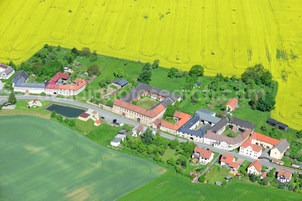 Wüstenwetzdorf from the bird's eye view: There, standing in view of flowering rape field with the village Wüstenwetzdorf in Thuringia